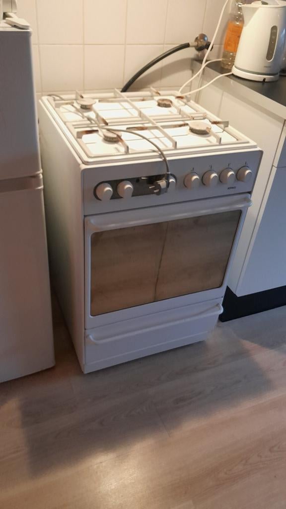 Gas fornhuis 4 pits met oven en gril/spit functie, Witgoed en Apparatuur, Fornuizen, Ophalen of Verzenden, Vrijstaand, Gas, 5 kookzones of meer