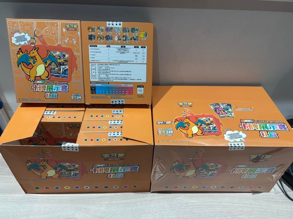 Gift Box Charizard simplified chinese Card Display Set, Ophalen of Verzenden, Zo goed als nieuw