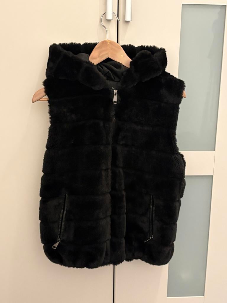 Zwart faux fur gilet met capuchon - Maat M, Kleding | Dames, Ophalen of Verzenden, Zo goed als nieuw, Maat 38/40 (M), Zwart