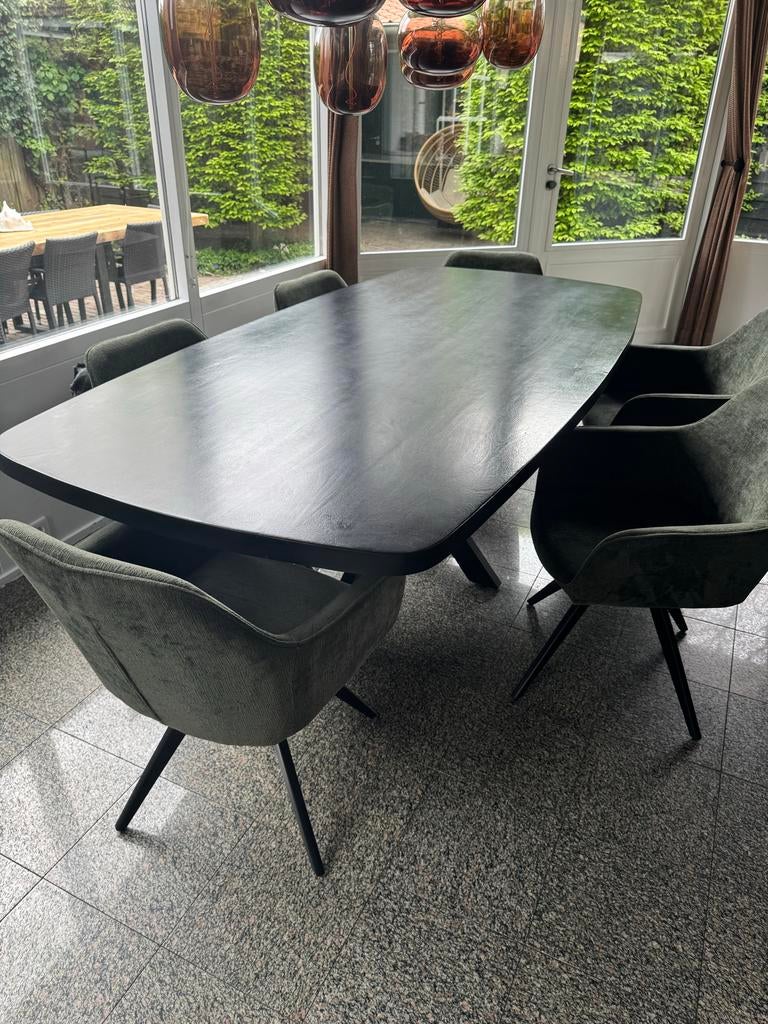 Zwarte ovale eettafel met kruispoot, 100 tot 150 cm, 200 cm of meer, Ophalen of Verzenden, Zo goed als nieuw