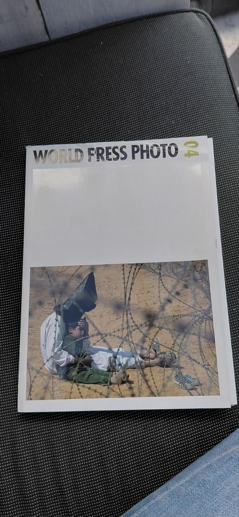 World Press Photo 04 - Jaarboek, Ophalen of Verzenden, Zo goed als nieuw, Overige typen