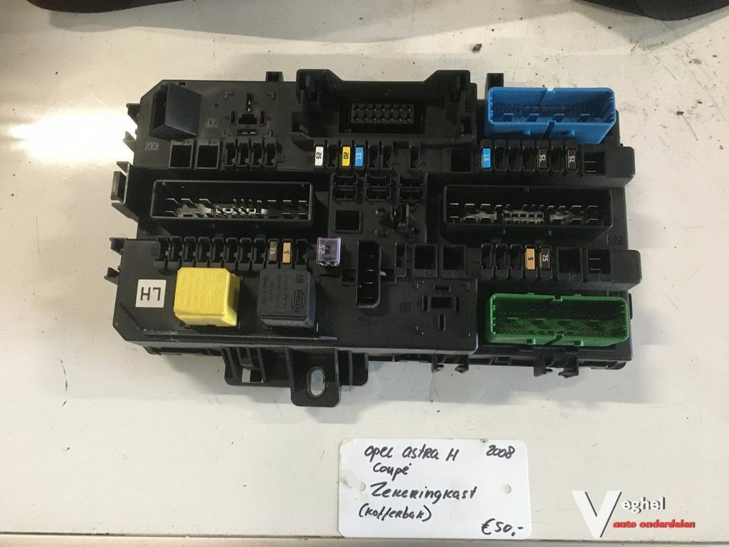Opel Astra H coupe 2008 1.4 16v  Zekeringkast (in kofferbak)