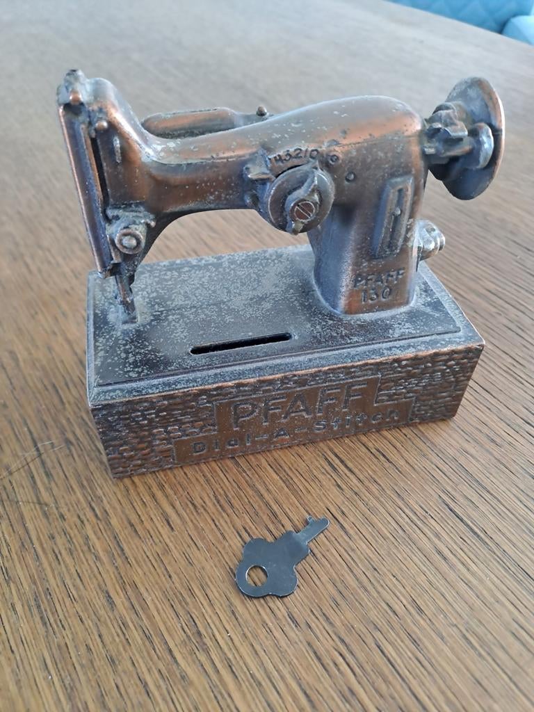 Pfaff naaimachine dial a stich coin bank, Antiek en Kunst, Antiek | Naaimachines, Ophalen of Verzenden