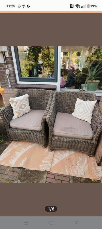 2 loungestoelen van rotanlook beschikbaar voor biedingen