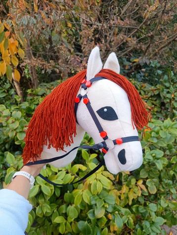 Witte hobbyhorse met rood/bruine manen beschikbaar voor biedingen