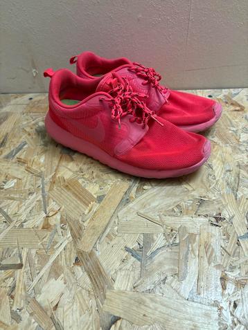 Nike Hardloopschoenen Roze Neon Maat 37.5 beschikbaar voor biedingen