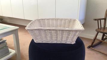 Rieten witte mand beschikbaar voor biedingen