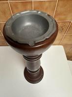 Houten standaard met asbak inzet, Ophalen