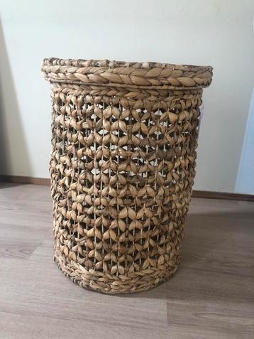 Mand hoog riet met deksel beschikbaar voor biedingen