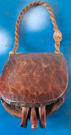 Geitenbel.  Hout. Oud. Houtsnijwerk. 10/10 cm., Ophalen