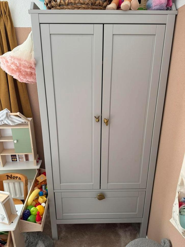 IKEA SUNDVIK kledingkast – grijs, Kinderen en Baby's, Kinderkamer | Complete kinderkamers, Zo goed als nieuw, Jongetje of Meisje