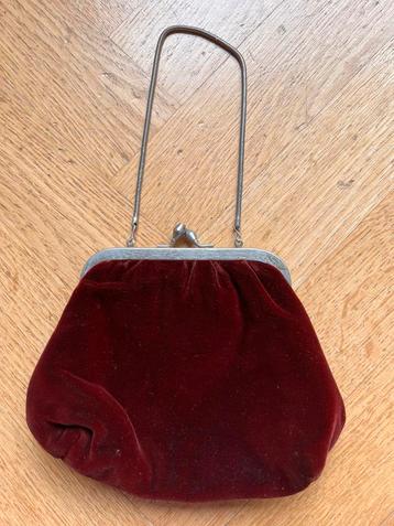Vintage velours handtasje met ketting beschikbaar voor biedingen