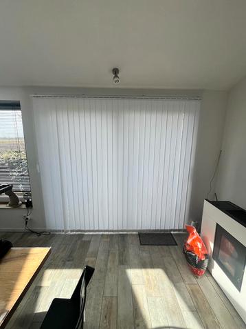 Witte lamellen beschikbaar voor biedingen