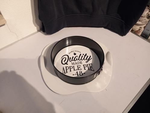 Riviera Maison Apple Pie bakblik op Onderbord., Huis en Inrichting, Keuken | Servies, Nieuw, Kom(men), Overige stijlen, Porselein