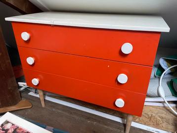 Vintage Oranje Ladekast - Retro Stijl beschikbaar voor biedingen