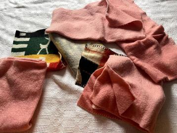 Boodschappentas met resten restant wol lappen stof  beschikbaar voor biedingen