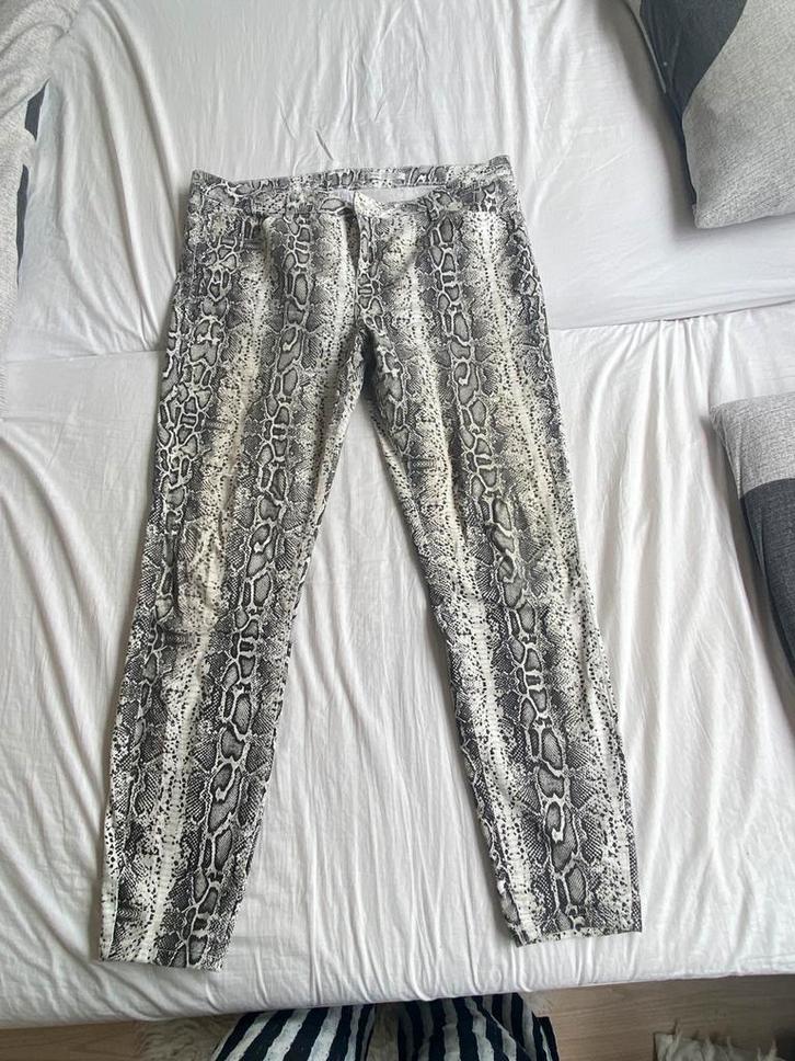 Leuke broek in slangenprint maat: 44, Kleding | Dames, Broeken en Pantalons, Gedragen, Maat 42/44 (L), Lang, Ophalen of Verzenden