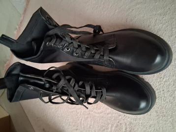 Nooit gebruikt zwarte laarzen  beschikbaar voor biedingen