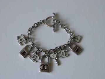 Chanel Logo armband. beschikbaar voor biedingen