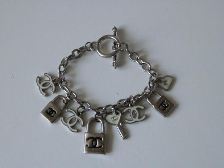 Chanel Logo armband., Sieraden, Tassen en Uiterlijk, Armbanden, Nieuw, Overige materialen, Zilver, Met bedels of kralen, Ophalen of Verzenden