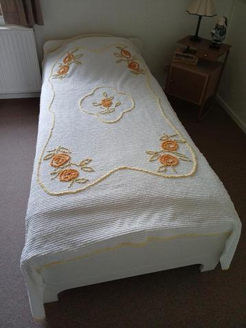 Eenpersoonsbed met Sprei beschikbaar voor biedingen