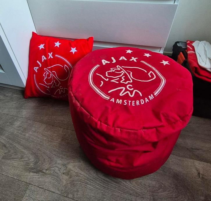 Ajax Poef/Zitzak & Kussen - Rood, Huis en Inrichting, Woonaccessoires | Kussens, Zo goed als nieuw, Rood, Rond, Ophalen