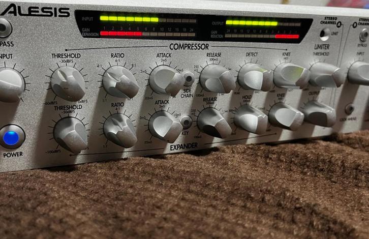 ALESIS de CLX440 compressor + analoge top EQ PEQ 450, Muziek en Instrumenten, Effecten, Gebruikt, Equalizer, Compressor, Multi-effect
