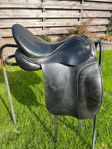 Massimo 16,5 inch dressuurzadel beschikbaar voor biedingen
