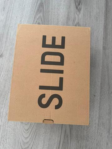 Yeezy Slide Onyx maat 44 beschikbaar voor biedingen