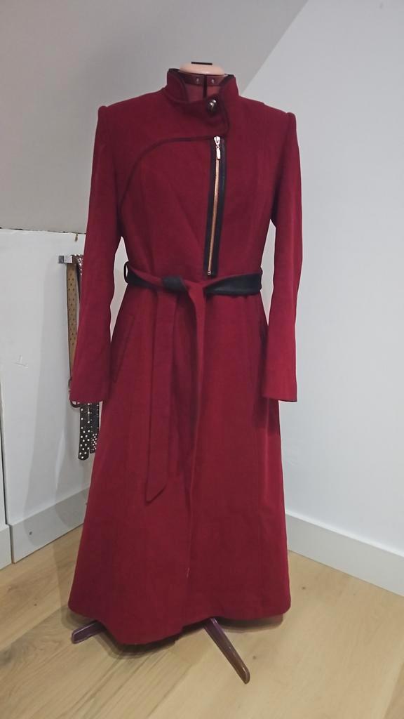 Lange Bordeaux Rode Jas, Kleding | Dames, Jassen | Zomer, Zo goed als nieuw, Maat 38/40 (M), Rood, Ophalen of Verzenden