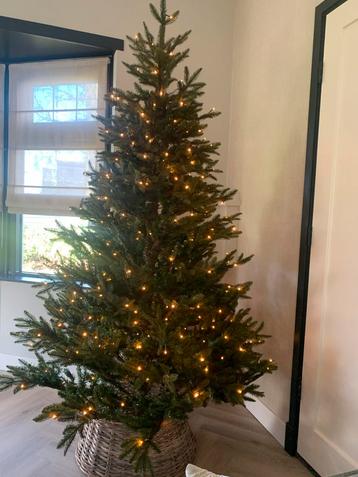 Mooie kerstboom met lampjes beschikbaar voor biedingen