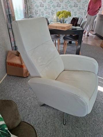 Te koop witte lederen fauteuil beschikbaar voor biedingen