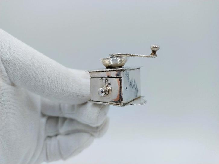 Zilveren miniatuur koffiemolen, P. Somerwil II, Amsterdam, Antiek en Kunst, Antiek | Goud en Zilver, Zilver, Verzenden