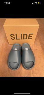 Yeezy Slides “Slate Marine”, Nieuw, Slippers, Ophalen of Verzenden, Yeezy