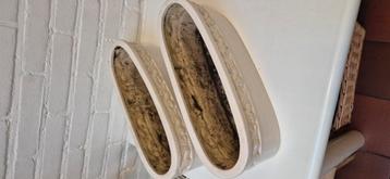 Te koop twee stenen, decoratieve plantenbakken beschikbaar voor biedingen