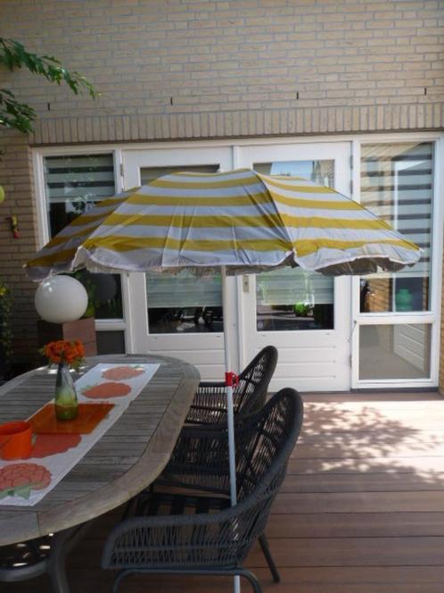 Geel-grijs gestreepte strand/camping parasol 160 cm in tas, Tuin en Terras, Parasols, Nieuw, Strandparasol, 1 tot 2 meter, Kantelbaar