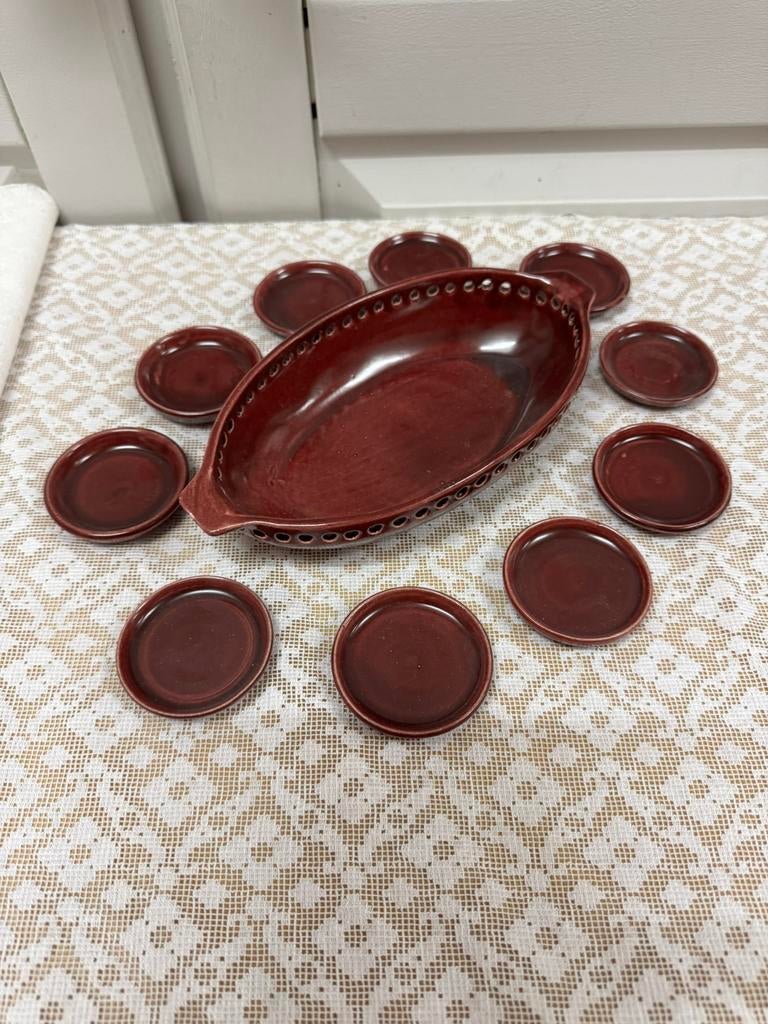 Oud bordeaux rood ovaal presenteerschaaltje met mini bordjes, Antiek en Kunst, Antiek | Keramiek en Aardewerk, Ophalen of Verzenden