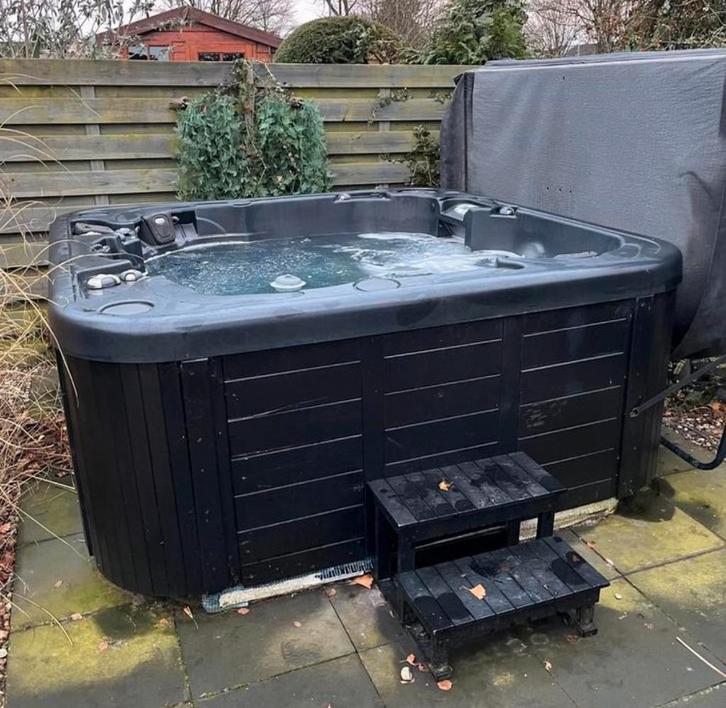 Coast Spa Jacuzzi 230 X 230 X 102 (defect), Tuin en Terras, Bubbelbaden en Hottubs, Gebruikt, Vast, Trap, Ophalen