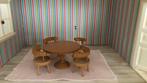 Houten tafel, vier stoelen en vloerkleed., Verzamelen, Poppenhuizen en Toebehoren, Ophalen of Verzenden, Gebruikt, Poppenhuis