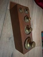 Oude koperen knopgewichten in houten blok - Belgisch, Antiek en Kunst, Ophalen of Verzenden