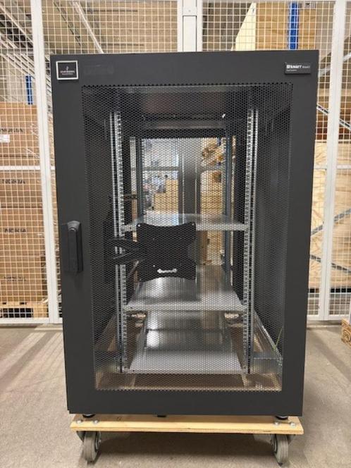 Knurr Miracel 2 – 24U Halfhoog Serverrack, Computers en Software, Serverkasten, Gebruikt, Geperforeerd, Geperforeerd, Ophalen