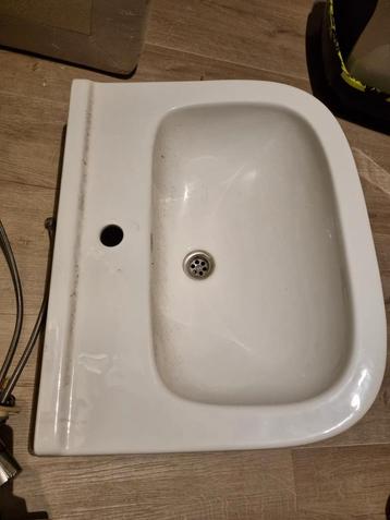 Wasbak en kraan beschikbaar voor biedingen