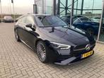 Mercedes-Benz CLA 200 AMG 163pk 7G-DCT 2023 Zwart, Auto's, CLA, 4 cilinders, Origineel Nederlands, Hybride Elektrisch/Benzine