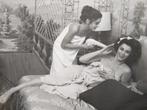 2 x foto jaren 60 vrouwen in badlaken, Verzamelen, Foto's en Prenten, Ophalen of Verzenden, 1960 tot 1980, Zo goed als nieuw, Overige onderwerpen