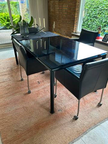 Strakke, tijdloze eettafel met een zwart metalen frame beschikbaar voor biedingen