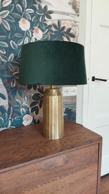 Lamp met groep velours kap en goudkleurige staander beschikbaar voor biedingen