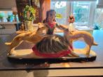 Art Deco Beeld: Spaanse Dame met Hazewindhonden, Ophalen of Verzenden, Gebruikt, Overige materialen, Mensenbeeld