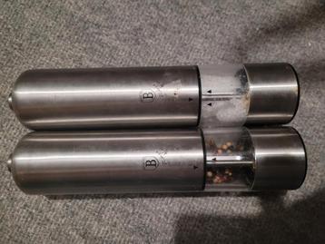 Peper en zout molen. beschikbaar voor biedingen