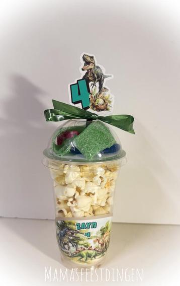 Traktatie beker met popcorn en snoepjes DINO beschikbaar voor biedingen