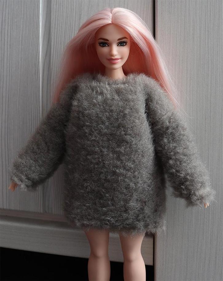 Barbie kleding nieuw - Warme trui voor Curvy - grijs, Kinderen en Baby's, Speelgoed | Poppen, Nieuw, Barbie, Ophalen of Verzenden